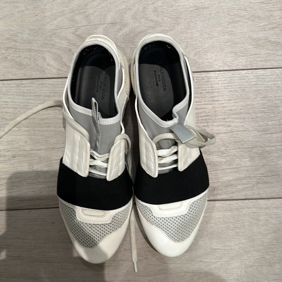 Balenciaga sneakers. Size 8. White with black band & red stripe on sole - Picture 4 of 4